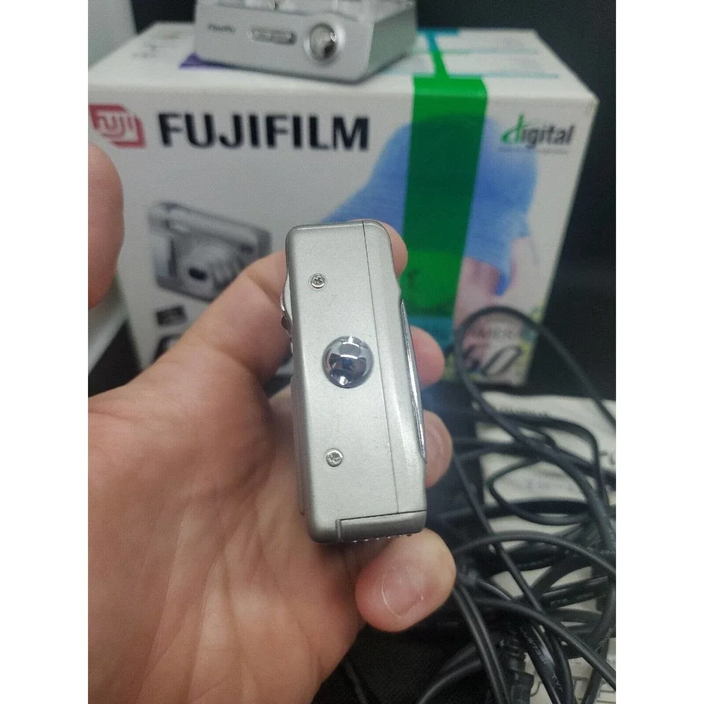 FUJIFILM Finepix F450 5.2MP Digital Camera FOR PARTS BAD SCREEN. camera turns on